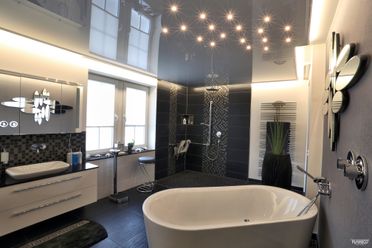 lichtdurchflutetes Badezimmer mit freistehender Wanne