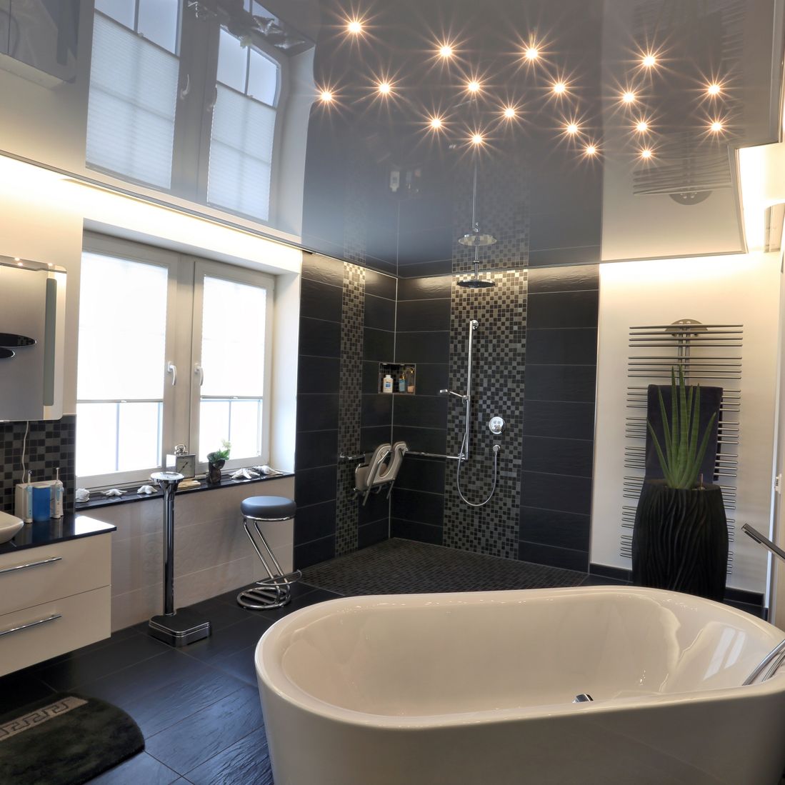 lichtdurchflutetes Badezimmer mit freistehender Wanne