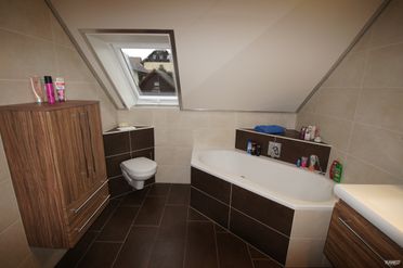 braun gefliestes Badezimmer mit Fenster