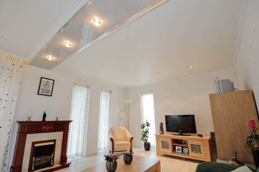 Wohnzimmer mit Deckenspots
