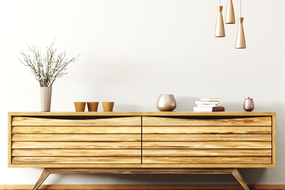 Holzkommode mit Vasen